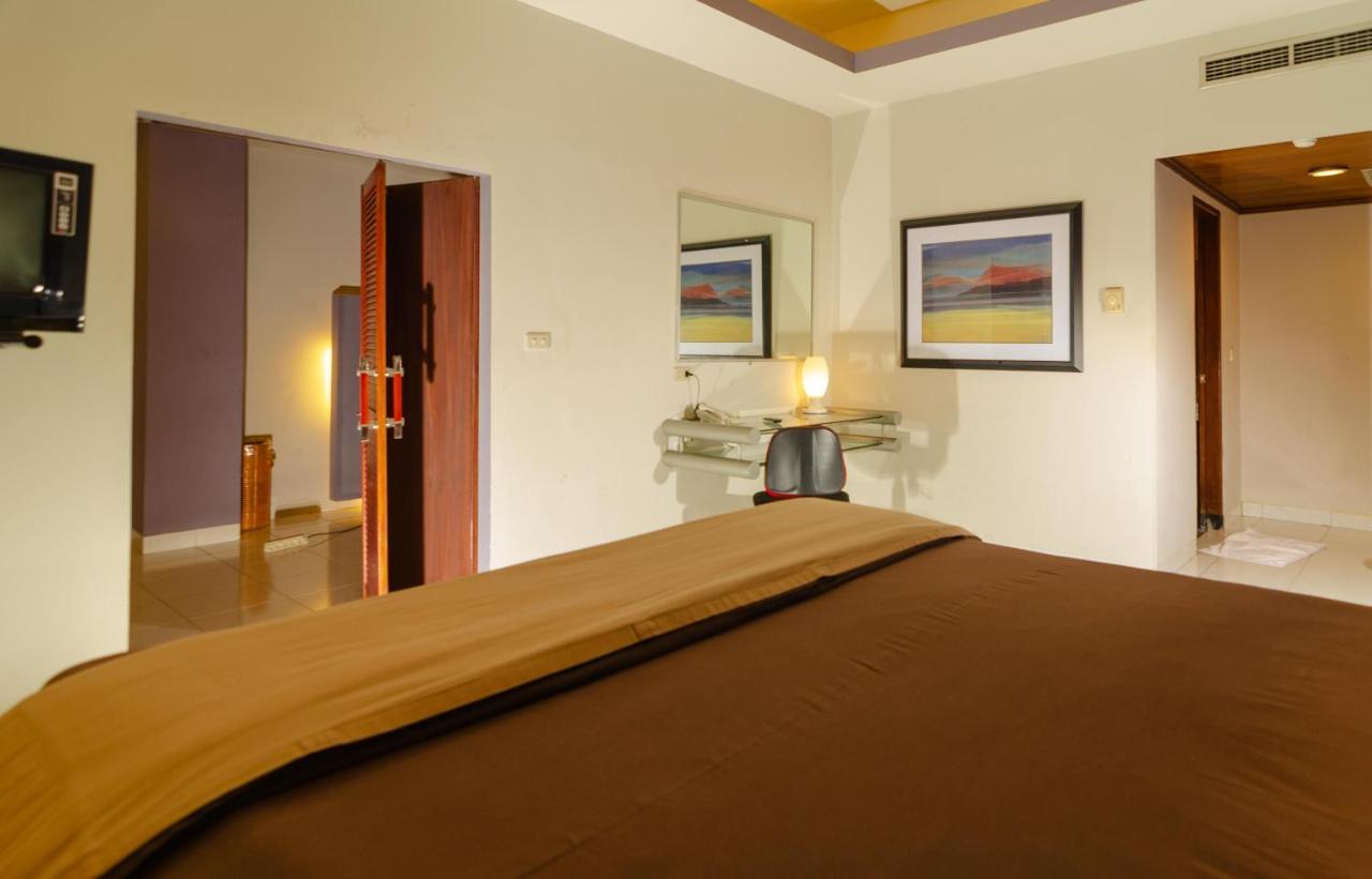 Hotel Peninsula Mangga Besar ג'קרטה מראה חיצוני תמונה